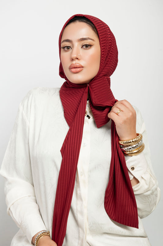 حجاب ريب مضلع مع دبوس – لون أحمر داكن