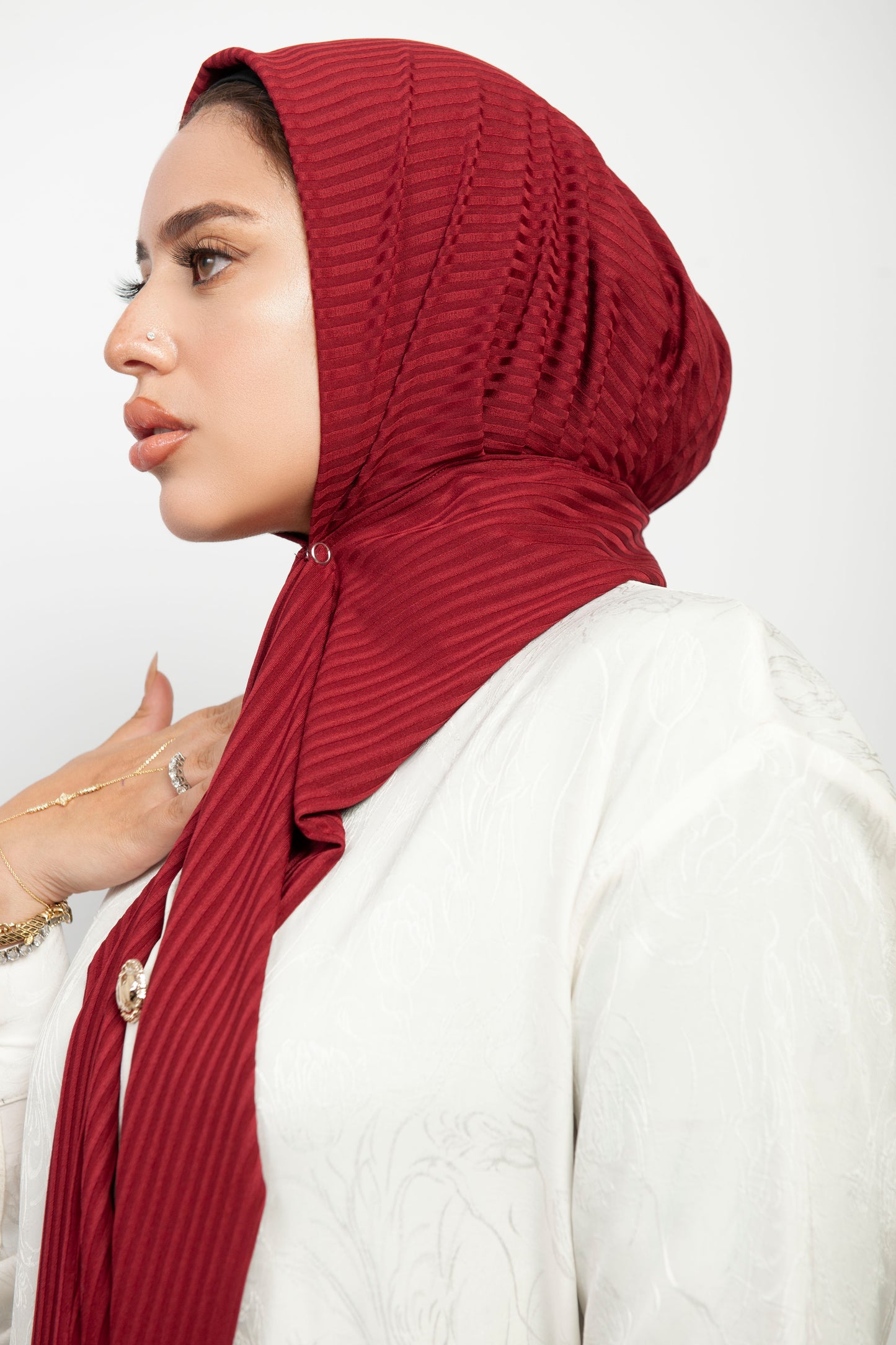 حجاب ريب مضلع مع دبوس – لون أحمر داكن