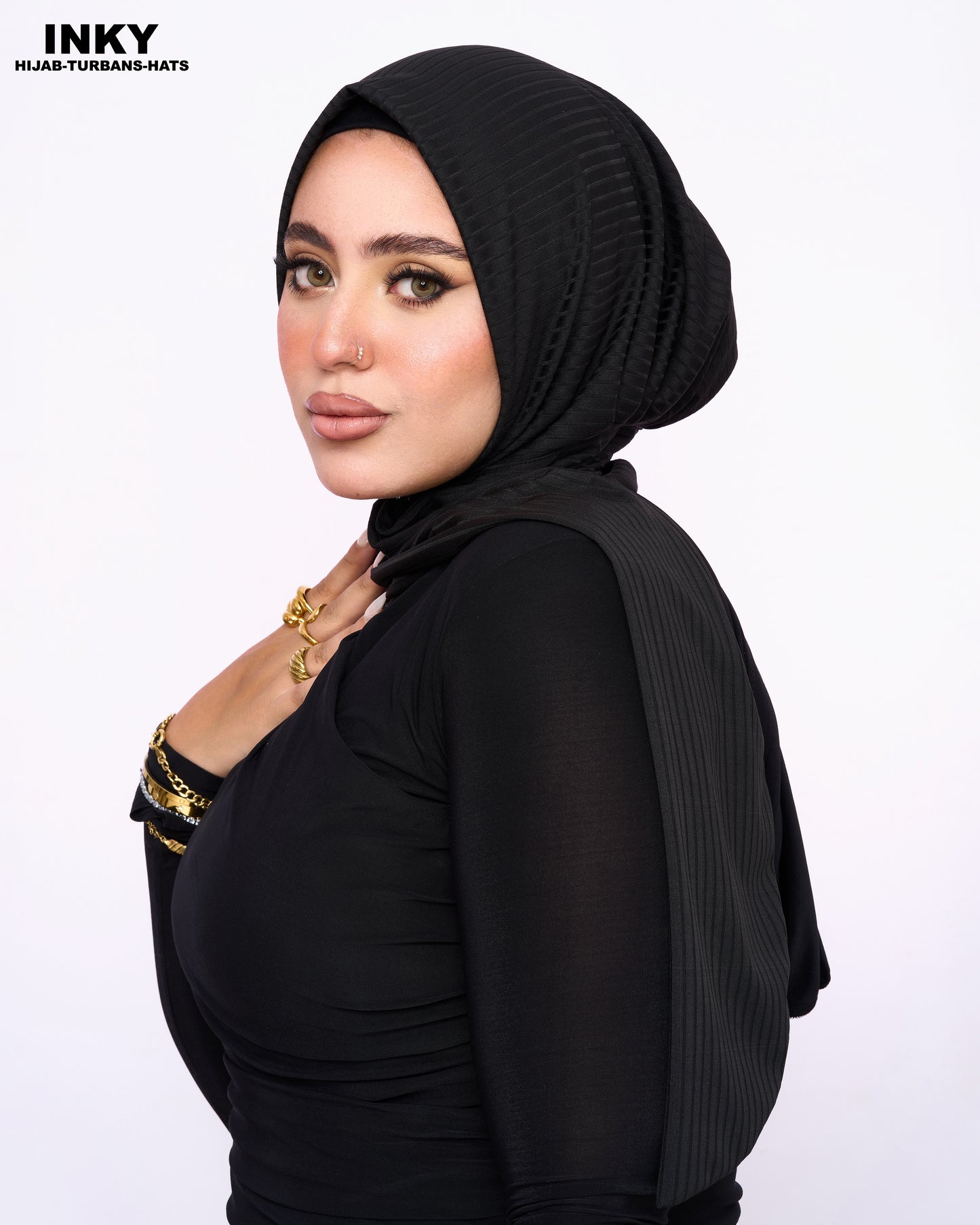 حجاب ريب مضلع مع دبوس – لون أسود